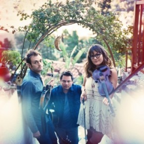 Read more about the article Nickel Creek Reunites, Sets Spring Tour
